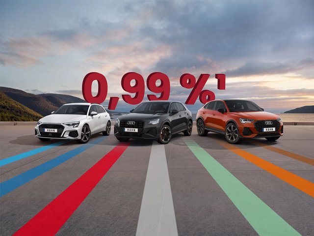 Drei Audi Modelle stehen nebeneinander auf einer Straße mit farbigen Fahrspuren und darüber schwebt die rote Zahl '0,99 %'