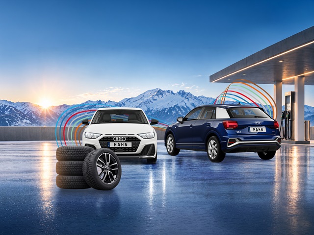 Audi A1 und Q2 vor neben einer Tankstelle vor einer Gebirgslandschaft