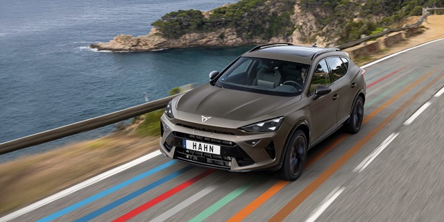 Brauner CUPRA Formentor auf einer Straße in der Frontansicht