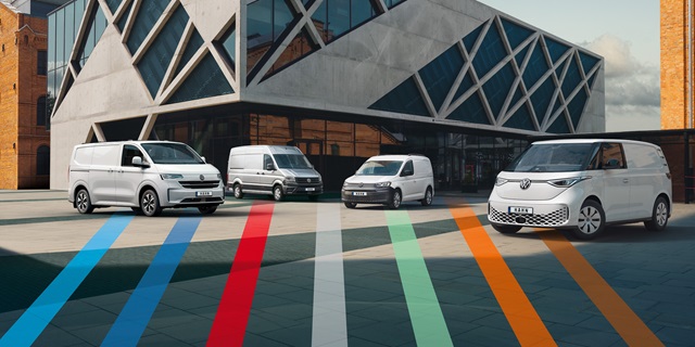 Verschiedene VW Nutzfahrzeuge, die nebeneinander stehen.
