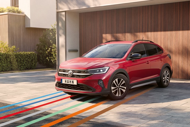 Roter VW Taigo parkt vor einer Garage