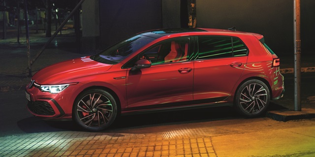 Der VW Golf GTI in rot in der Seitenansicht.