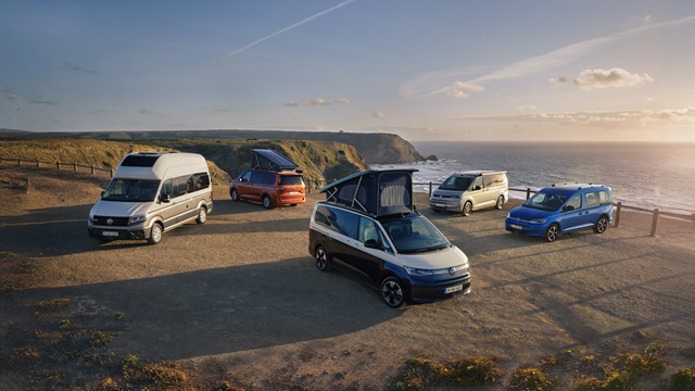 Volkswagen Nutzfahrzeuge Camper Modell-Range vor Küstenkulisse
