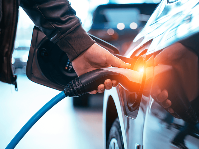 Elektro- und Hybridfahrzeuge für Großkunden finden Sie unter Hahn Next.