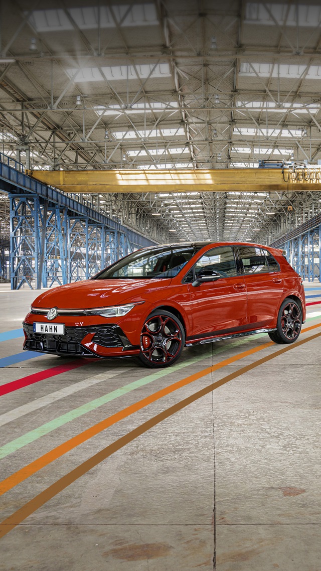 Roter VW Golf GTI Edition 50 in einer Lagerhalle