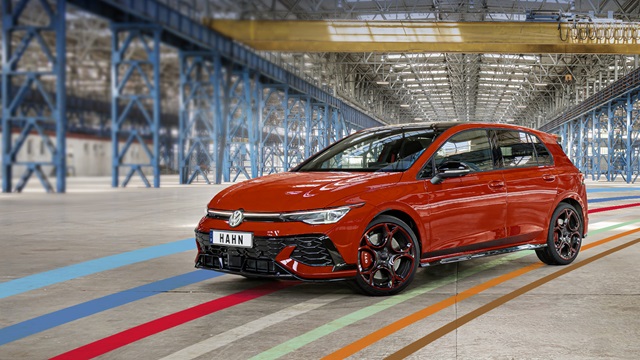 Roter VW Golf GTI Edition 50 in einer Lagerhalle