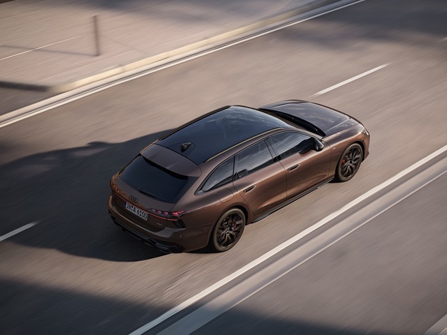 Der Audi A6 Avant in Fahrt aus der Vogelperspektive