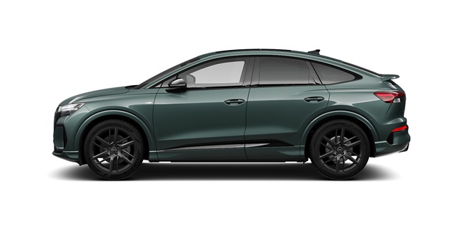 Dunkelgrüner Audi Q4 e-tron in der Seitenansicht vor einem weißen Hintergrund 