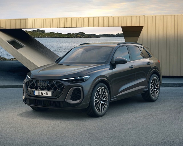 Der Audi Q5 in Front-Seitenansicht parkend vor einem modernen Gebäude