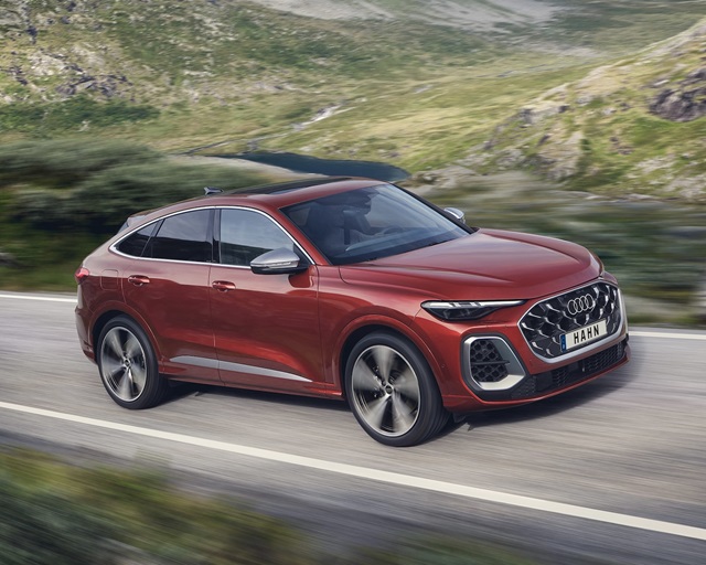 Ein roter Audi SQ5 Sportback in Front-Seitenansicht in Fahrt fotografiert.