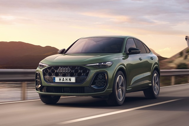 Ein grüner Audi Q5 Sportback in Front-Seitenansicht