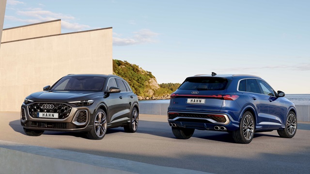 Ein Audi Q5 SUV und ein Audi SQ5 SUV parkend nebeneinander. Der Audi Q5 SUV links in Frontansicht und der Audi SQ5 SUV rechts in Heckansicht.