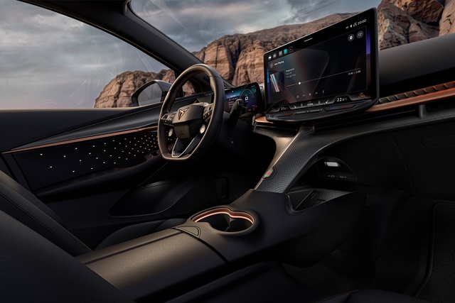 Cupra Tavascan Black Edition Innenraum mit digitalem Cockpit, Touchscreen und markanten Linien am Armaturenbrett