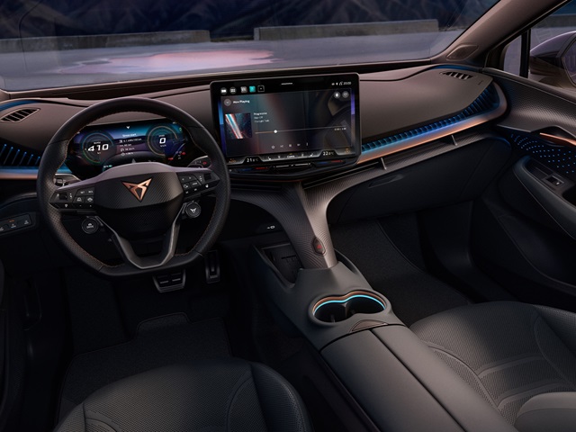 Innenraum des CUPRA Tavascan mit digital Cockpit, Infotainmentsystem, Lenkrad und schwarzen Stoffbezügen