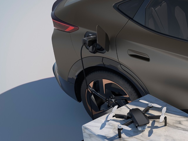 CUPRA Tavascan, der mithilfe von Vehicle to load eine Drohne lädt