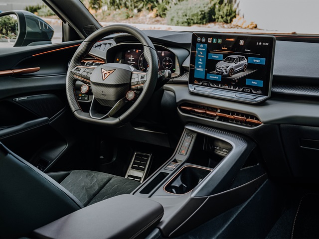 Innenraum des CUPRA Terramar mit multifunktionalem Lenkrad, digitalem Kombiinstrument und großem Touchscreen in der Mittelkonsole