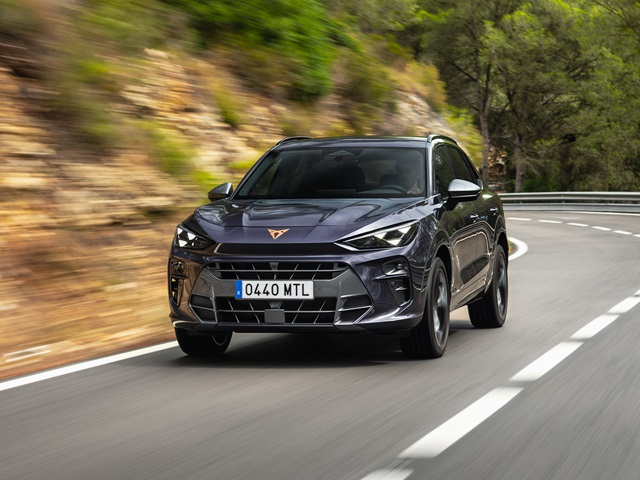 Cupra Terramar SUV in lila Frontansicht auf kurviger Straße vor bewaldetem Hintergrund