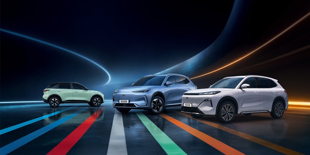 Drei Geely-Modelle nebeneinander auf reflektierendem Boden mit farbigen Lichtstreifen im Hintergrund, von links nach rechts Geely E2, E5 und Starray EM-i.