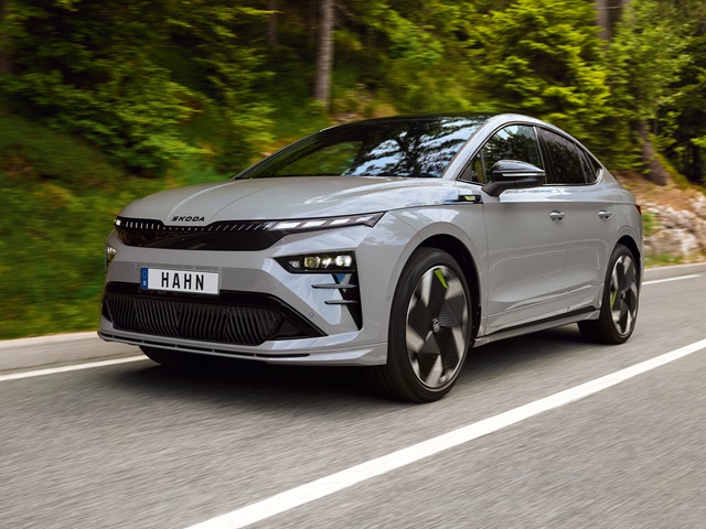 Škoda Enyaq Coupé in Frontansicht auf einer Straße vor bewaldeter Kulisse