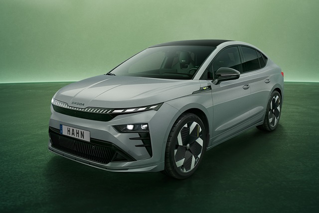 Škoda Enyaq Coupé in grauer Farbe mit markanter Frontansicht und modernen LED-Scheinwerfern