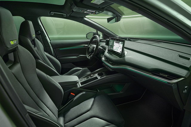Innenraum des Škoda Enyaq Coupé mit schwarzen Sportsitzen, mittig montiertem Touchscreen und modernem Armaturenbrett