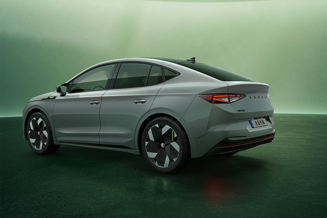Škoda Enyaq Coupé in Grau von schräg hinten mit markanten Heckleuchten und aerodynamischen Felgen