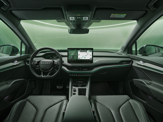 Innenraum des Škoda Enyaq Coupé mit multifunktionalem Lenkrad, großem mittig platziertem Touchscreen und modern gestaltetem Armaturenbrett