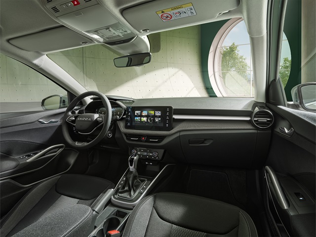 Innenraum des Škoda Fabia mit Lenkrad, digitalem Display, Mittelkonsole mit Schaltknüppel und schwarzen Sitzen