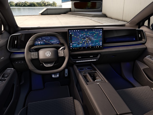 Innenraum des VW ID. Tiguan mit digitalem Kombiinstrument, großem zentralem Touchscreen und modernem Lenkrad mit Multifunktionstasten