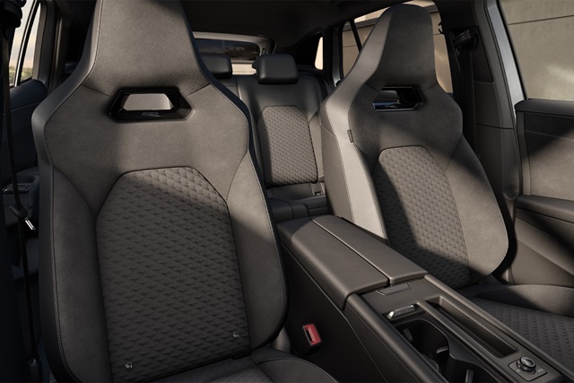 Innenraum des VW ID. Tiguan mit zwei sportlich geformten Vordersitzen und einem Rücksitz mit Kopfstützen