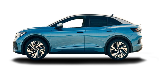 Blauer VW ID. 5 in der Seitenansicht vor blauem Hintergrund