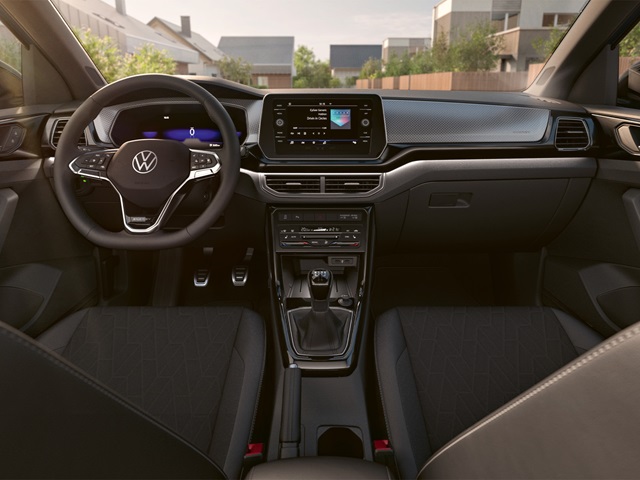 Cockpit des VW T-Cross mit Multifunktionslenkrad, Touchscreen und Schalthebel