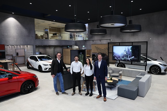 Das Hahn Verkaufsteam im Showroom der SEAT & CUPRA Niederlassung in Kornwestheim.