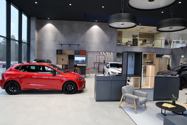 Ein roter SEAT Ibiza im Showroom der SEAT Niederlassung in Kornwestheim.