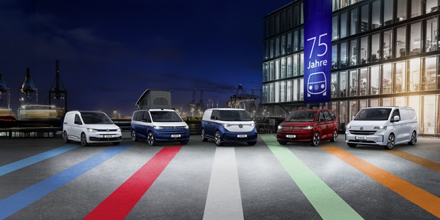 75 Jahre Bulli – Die Modelle VW Multivan, ID. Buzz, Transporter, California und Caddy   nebeneinander aufgereiht vor einem Gebäude